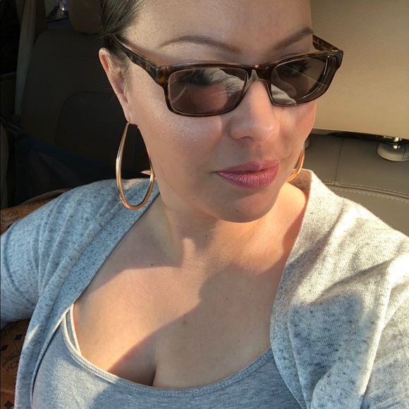 Meet your Posher, Melisa ๐ - Picture 1 of 6